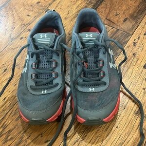 Under Armour tennis shoe size 5Y